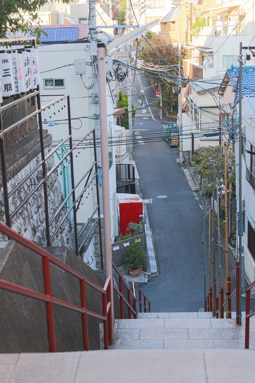 須賀神社の下り階段と赤いポスト・東京の聖地巡礼スポット