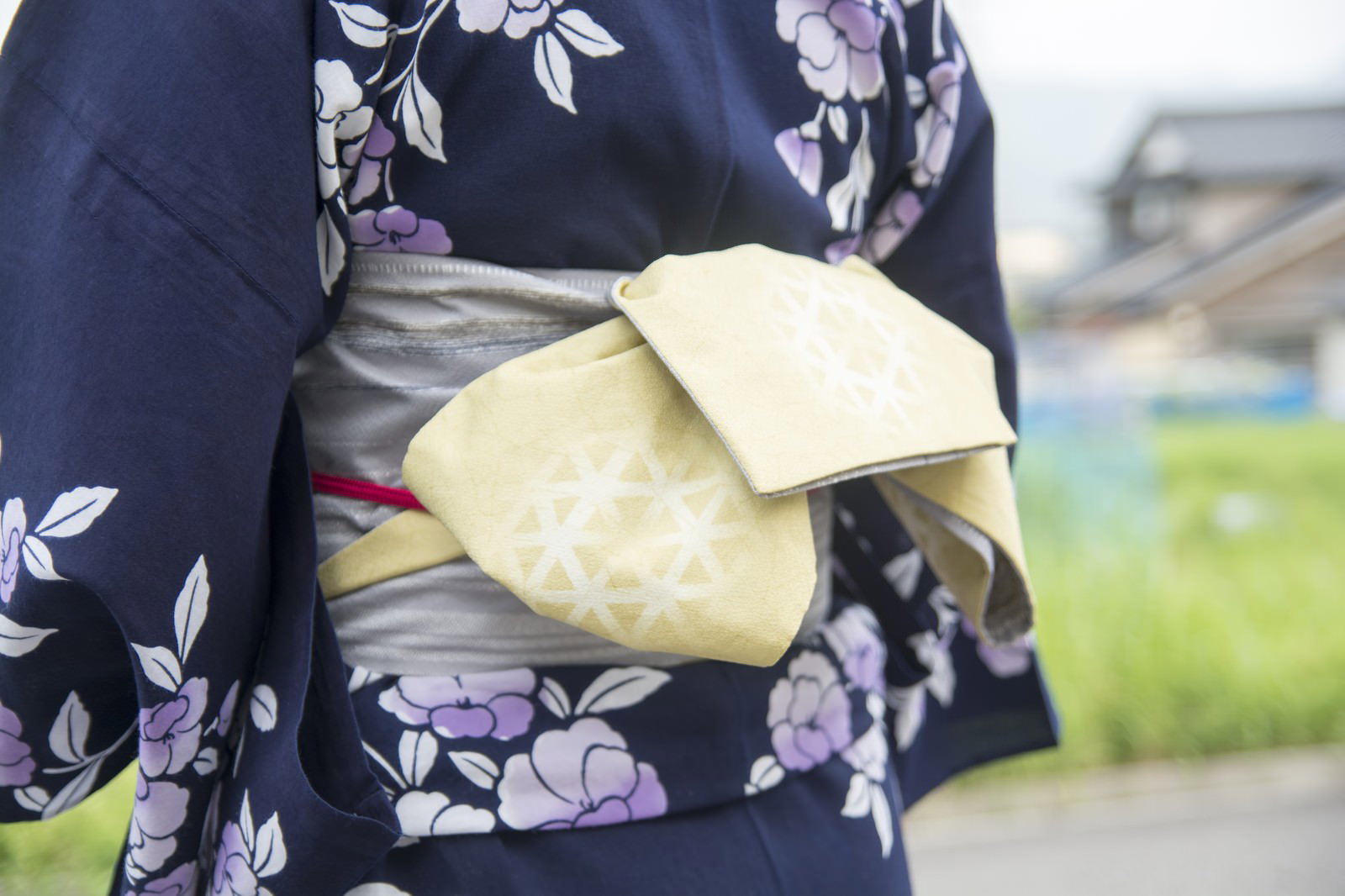 花柄浴衣に帯を結んだ女性の後ろ姿