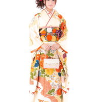 成人した振り袖姿の女性、花飾りの髪で正月姿の写真