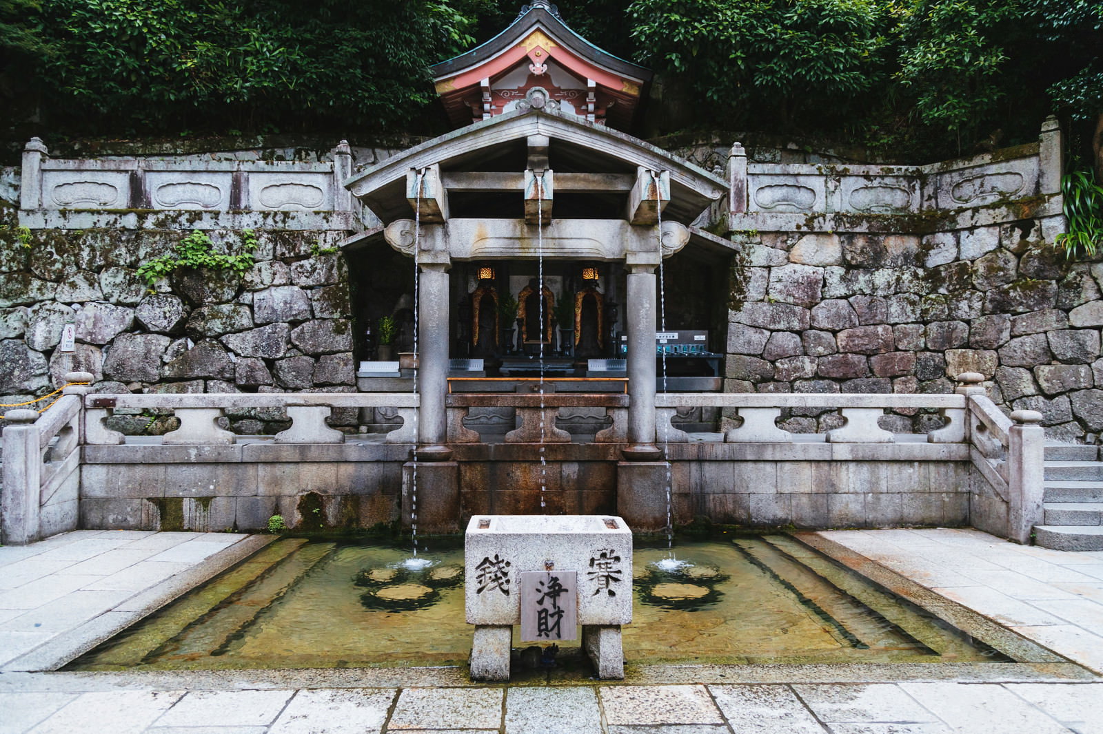 清水寺音羽の滝の龍の手水舎