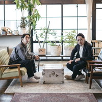 取材を受けるベンチャー企業の共同創業者と相談相手の写真