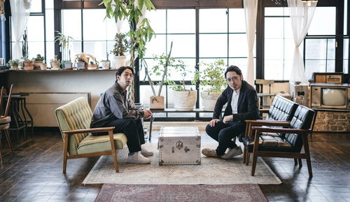 取材を受けるベンチャー企業の共同創業者と相談相手