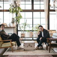 オシャレなペントハウスに住むミリオネアと探偵の相棒の写真