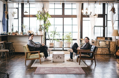 小さな探偵事務所で活動するふたりの男性による相棒との捜査打ち合わせ