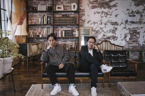 アルバイトの面接官として対応するイケおじ2人組の男性