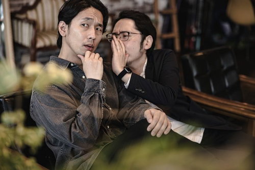 見当違いの先輩にこっそり教える参謀の耳打ち