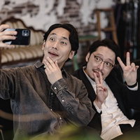 スマートフォンでピースサインをしながら自撮りするアラフォーのふたりの写真