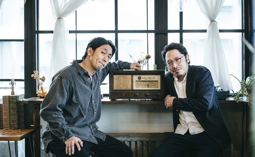 レトロなラジオから流れるBGMを聞く調査員の男性