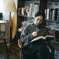 何度も書物を調べても見つからない図書館の男性の写真