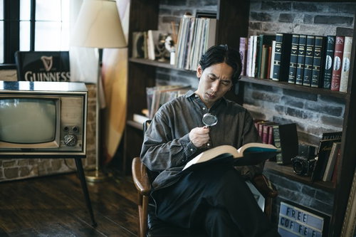 何度も書物を調べても見つからない図書館の男性