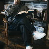 書斎で読書している俺かっこいい、本棚に囲まれた知的な男性の写真
