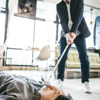 ゴルフクラブのアイアンで脅迫する悪人の男性の写真