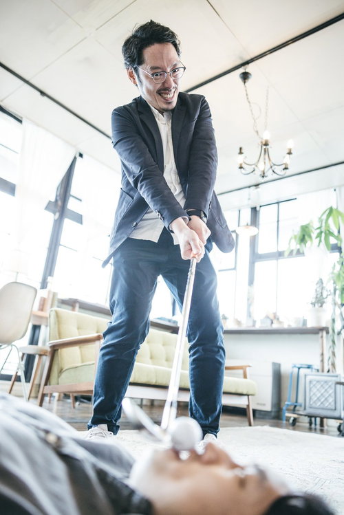 室内でアイアンを構えて脅迫する男性の威嚇的な表情