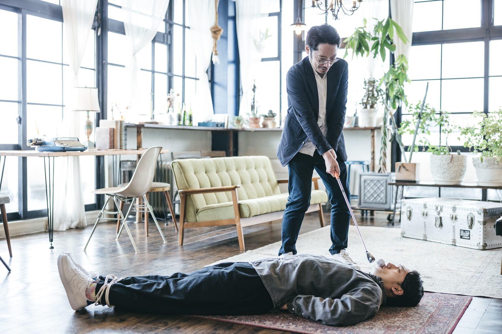 オフィスの床で手を後ろ手に縛られて拘束されている男性［モデル：大川竜弥 ゆうせい］