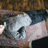 スパイ行為がバレて拘束されてしまった男性の写真