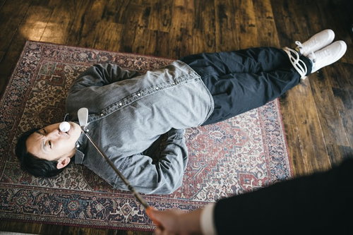 スパイ行為がバレて拘束されてしまった男性