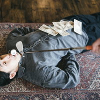 カネの在り処を言えと拷問されている男性の写真