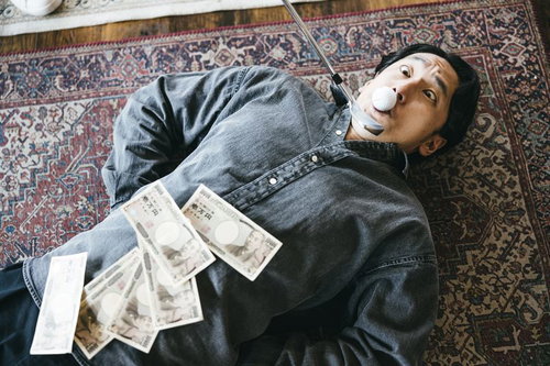 人間ゴルフティーで拷問されているスパイ