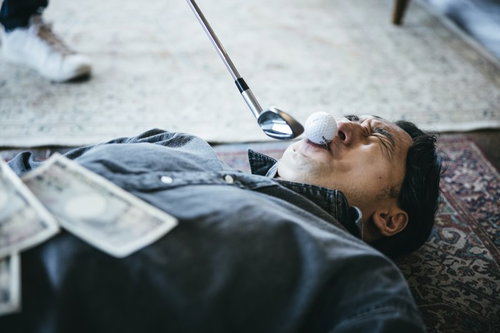 勘弁してください・・ゴルフクラブで脅迫される男性、犯人は「ヤス」