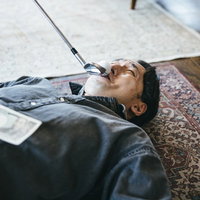8番アイアンで脅迫する男性が札束を見せつけるの写真
