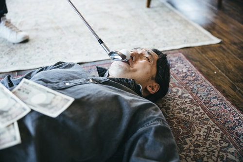 8番アイアンで脅迫する男性が札束を見せつける