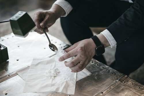 純度100パーセントの小麦粉を小分けにする売人の手元