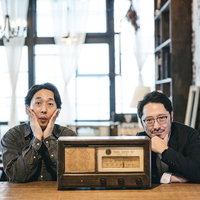 ラジオスタジオで雑談配信する男性ふたりの対談風景の写真