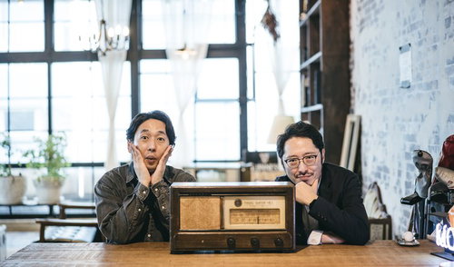 キメ顔でポージングする調査員コンビ、カフェでラジオを聞く男性二人組