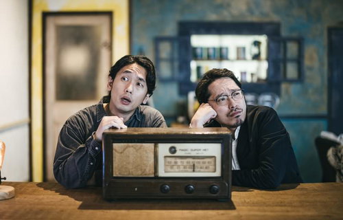 周囲を威嚇する男性と考え込む男性