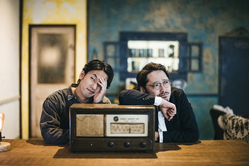 ラジオを前に頭を抱えて落ち込む二人組の探偵