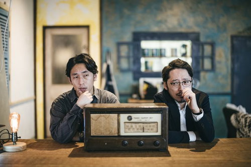 古いラジオを前に落ち込む二人組の探偵