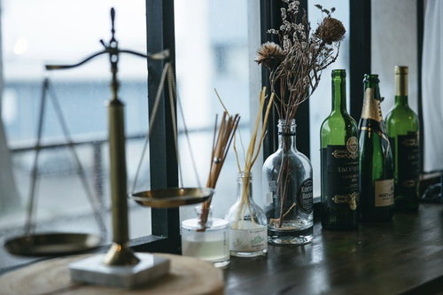 窓辺に置かれた芳香剤とインテリア小物の空き瓶