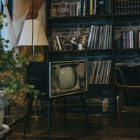 モデルルームに置かれたブラウン管テレビとインテリアの写真