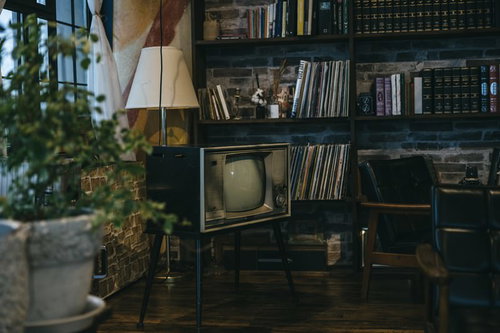 モデルルームに置かれたブラウン管テレビとインテリア