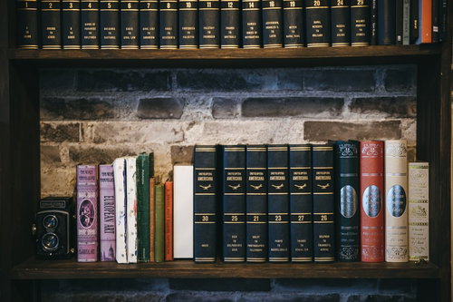 本棚に整頓された洋書と百科事典、色彩豊かな書籍コレクション