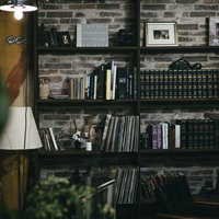 壁一面の本棚が並ぶモデルルームのインテリアの写真