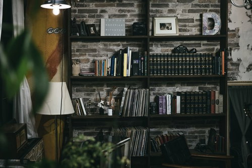 壁一面の本棚が並ぶモデルルームのインテリア