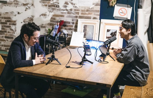 ポッドキャスト収録中のアラフォー男性ふたりが対談