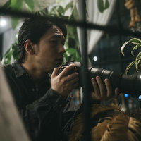 SCOOP！望遠レンズで狙うパパラッチカメラマンの写真