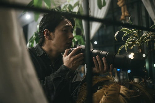 SCOOP！望遠レンズで狙うパパラッチカメラマン