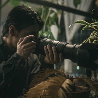 芸能人のスクープを狙う記者が望遠レンズで激写の写真