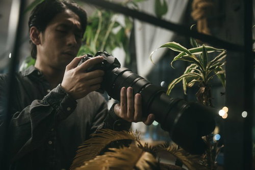 一眼レフの設定を確認する探偵