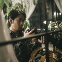 隠れながら望遠レンズで狙うパパラッチの撮影の写真