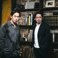 とある探偵事務所のふたりの相談風景、依頼者と探偵による真摯な打ち合わせシーンの写真