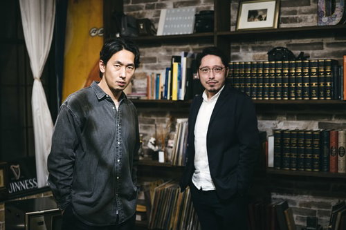 とある探偵事務所のふたりの相談風景、依頼者と探偵による真摯な打ち合わせシーン