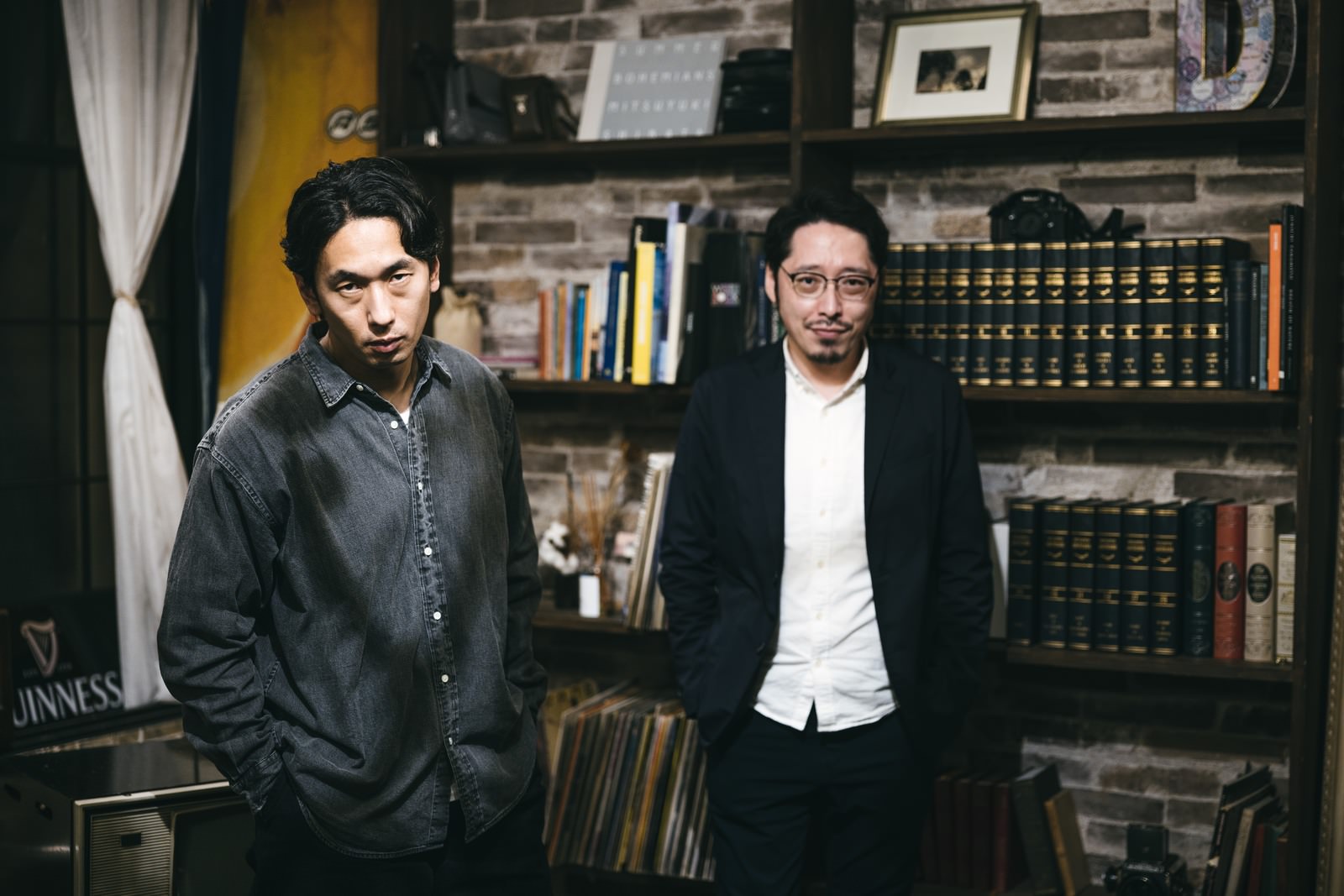 書斎で睨みを利かす黒スーツと白シャツの二人の男性［モデル：大川竜弥 ゆうせい］