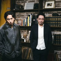 睨みを利かす相棒の二人の男性が張り込みで潜入捜査の写真