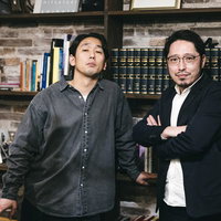黒い服で腕組みする探偵コンビの相棒とパートナーシップの写真
