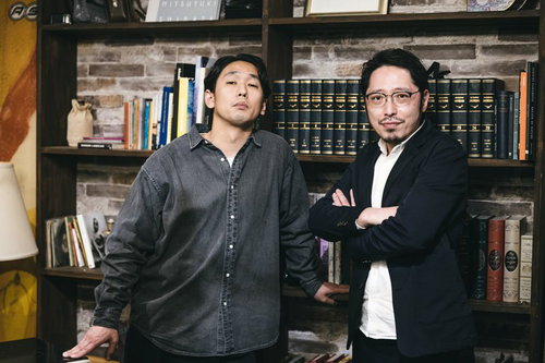 黒い服で腕組みする探偵コンビの相棒とパートナーシップ