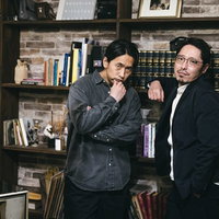 喧嘩腰に睨みを利かす二人組の男性コンビが張り込み捜査中の写真